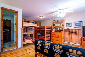 4 bedrooms, WiFi (free), bed sheets - Dancing Bear - Private Wooded Lot, Dog Friendly (Davis)