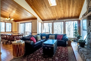 TV, fireplace, DVD player - Dancing Bear - 349 Ridge Road

Dancing Bear - Private Wooded Lot, Pet Friendly, Lake Access (Davis)