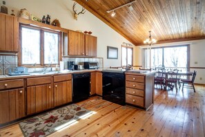 Jääkaappi, uuni, liesi, astianpesukone