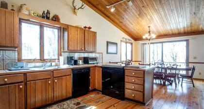 Dancing Bear - 349 Ridge Road
Dancing Bear - Private Wooded Lot, Pet Friendly, Lake Access