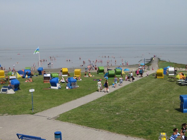 Beach nearby, sun loungers - Spacious holiday home, close to the beach, WiFi, pets welcome, quiet residential area (Butjadingen - Burhave)