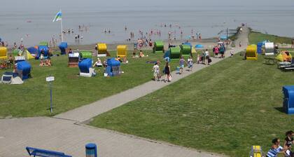 Spacious holiday home, close to the beach, WiFi, pets welcome, quiet residential area