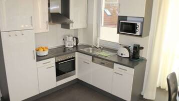 Fridge, oven, stovetop, dishwasher