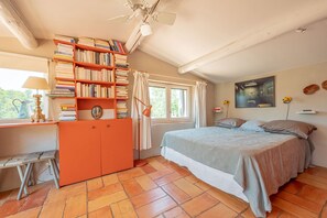 4 sovrum, skrivbord, mörkläggningsgardiner och strykjärn/strykbräda