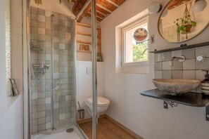 Badkar, hårtork, handdukar och tvål