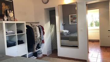 4 chambres, bureau, rideaux occultants, fer et planche Ă  repasser