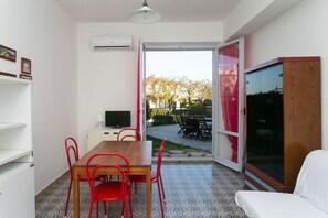 Dining - M084 - Marcelli, three-room apartment with garden at Residence MareVerde (Marcelli)