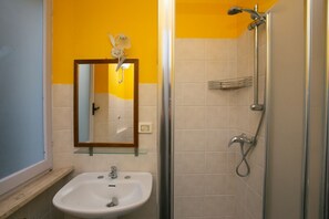Shower, bidet, towels - M084 - Marcelli, three-room apartment with garden at Residence MareVerde (Marcelli)