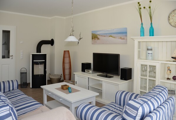 Smart-TV, Kamin, DVD-Player, Bücher