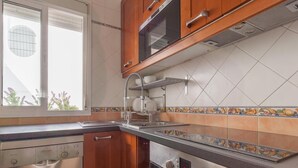 Kaffetrakter/tekoker, kjøleskap, mikrobølgeovn og ovn