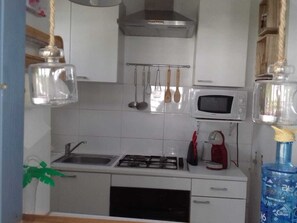 Een koelkast, een microgolfoven, een oven, een kookplaat