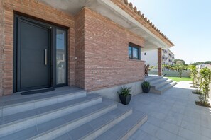 Exterior detail - Margarita: Villa with swimming pool 500 meters from the beach (L'Escala)