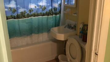 Ensemble douche/baignoire, serviettes fournies, savon, shampoing