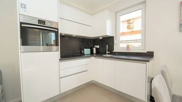 Fridge, oven, stovetop, dishwasher