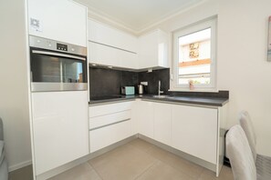 Fridge, oven, stovetop, dishwasher