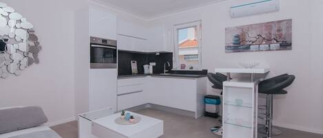 Fridge, oven, stovetop, dishwasher