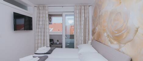 3 bedrooms, in-room safe, iron/ironing board, free WiFi