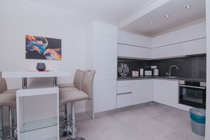 Frigorifero, forno, piano cottura, lavastoviglie