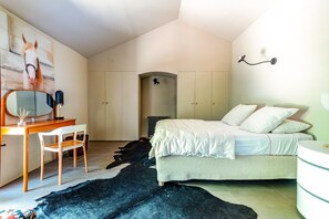 6 bedrooms, iron/ironing board, free WiFi, bed sheets