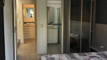 Apartamento conforto, várias camas, vista para a praia | Wi-Fi de cortesia