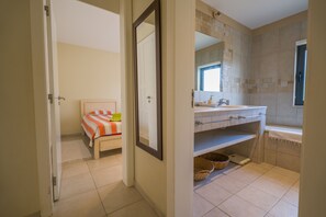 4 bedrooms, iron/ironing board, WiFi, bed sheets