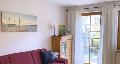 Rivitalo aurinkoisella lounais-terassilla ja puutarhalla, enint. 4 henkilöä