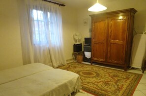 2 Schlafzimmer, Bügeleisen/Bügelbrett