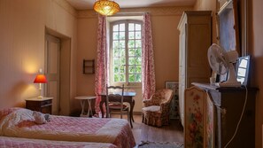 6 室のベッドルーム、アイロン / アイロン台、WiFi (無料)、ベッドシーツ