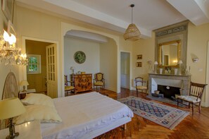 6 bedrooms, iron/ironing board, free WiFi