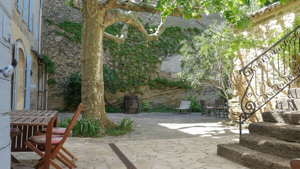 Outdoor dining - Spacious Bourgeois House with Pool in the Heart of the Drôme Provençale (Rochegude)