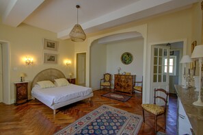 6 bedrooms, iron/ironing board, free WiFi, bed sheets