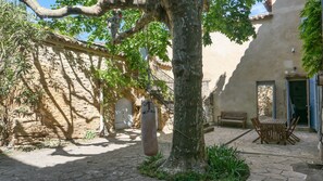 Outdoor dining - Spacious Bourgeois House with Pool in the Heart of the Drôme Provençale (Rochegude)