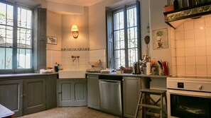 Fridge, microwave, oven, dishwasher - Spacious Bourgeois House with Pool in the Heart of the Drôme Provençale (Rochegude)