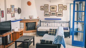 Smart TV, fireplace, books, stereo