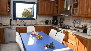 Kühlschrank, Ofen, Geschirrspüler, Wasserkocher mit Kaffee-/Teezubehör