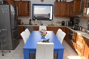 Fridge, oven, dishwasher, coffee/tea maker