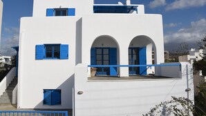 A white building with blue shutters and a staircase. - Naxos is the Way Summer Dream 1 apartment (Kastraki)