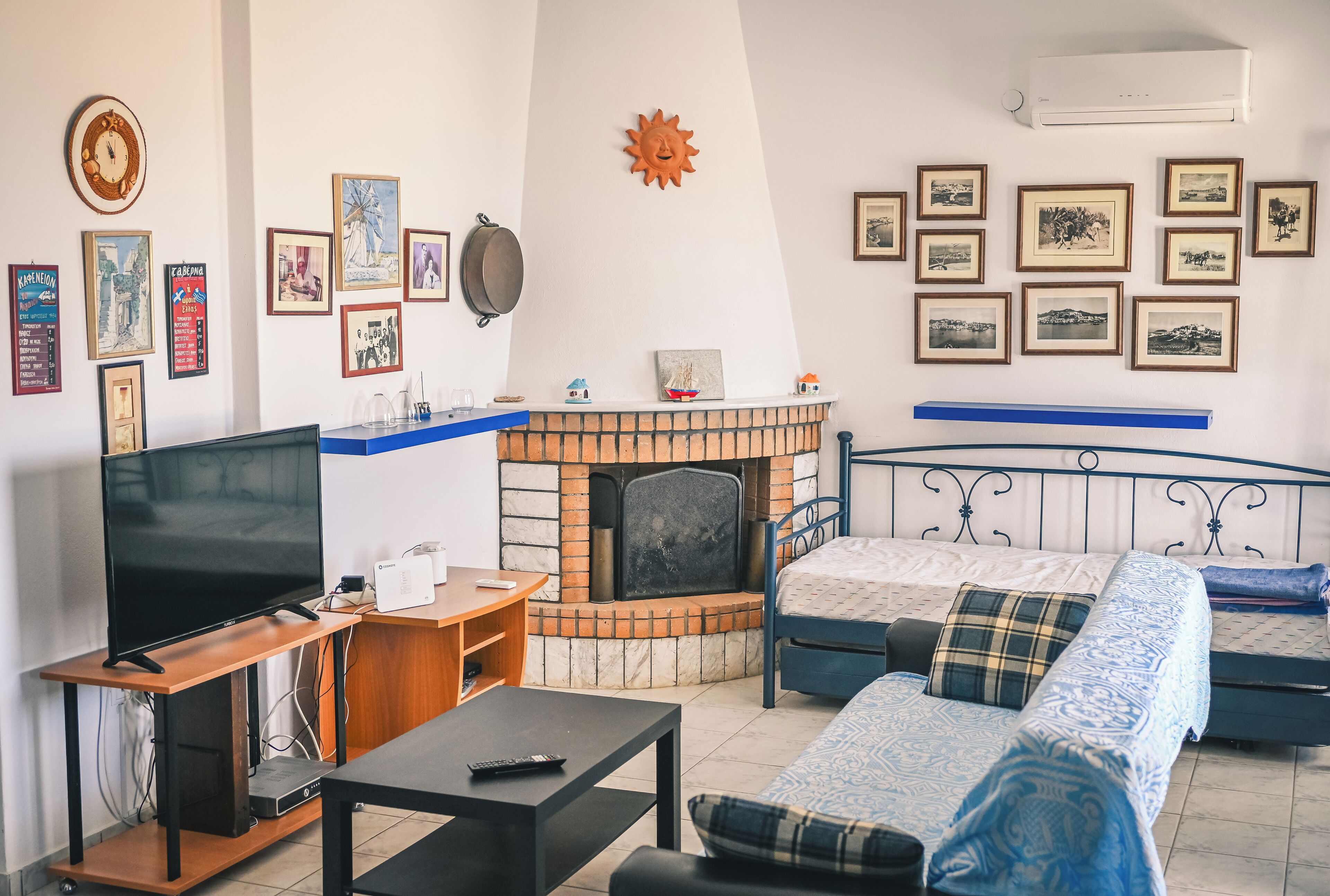 Smart TV, fireplace, books, stereo