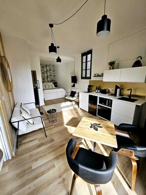 City Apartment, Private Bathroom, Pool View (Suite Curieuse) - La Maison Grivolas (Avignon)