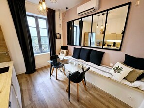 Apartamento de lujo, baño privado, vistas al jardín (Duplex Reveuse) | Cocina compartida | Trona infantil