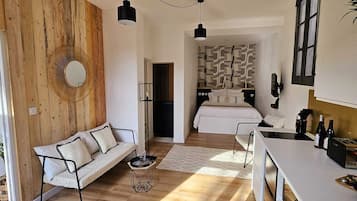 Kaupunkihuoneisto, oma kylpyhuone, näköala uima-altaalle (Suite Curieuse)
