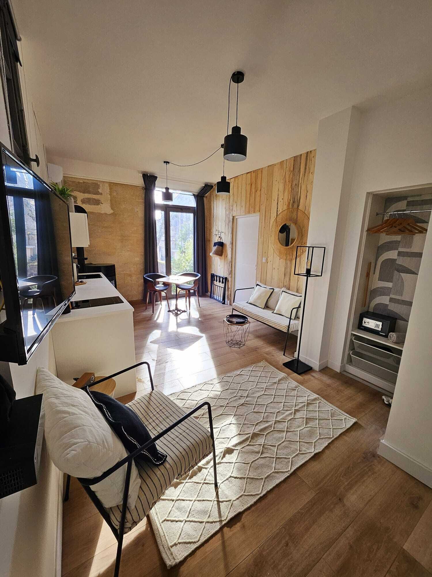 Apartamento urbano, banheiro privativo, vista para a piscina (Suite Curieuse)