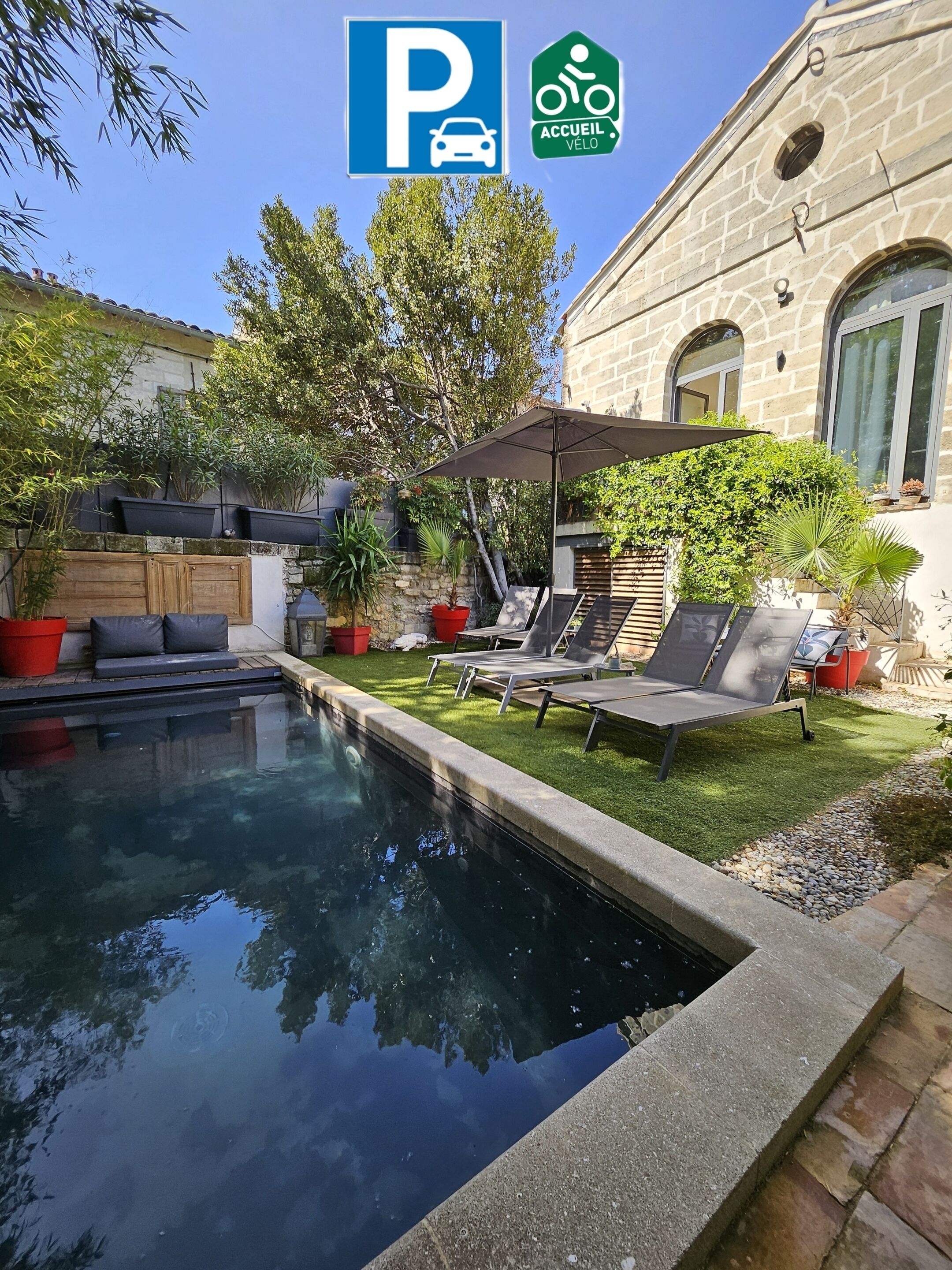 Utomhuspool, uppvärmd pool och solstolar