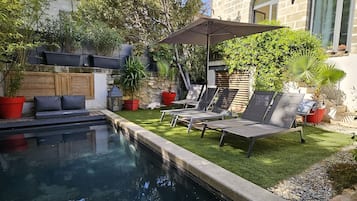 Utomhuspool, uppvärmd pool och solstolar