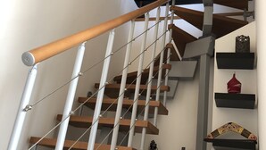 A modern staircase with wooden steps and metal railings, leading to a lofted area with a skylight. - Linda apartment, 300 meters from the sea in a typical cottage perfect for families (Martinsicuro)