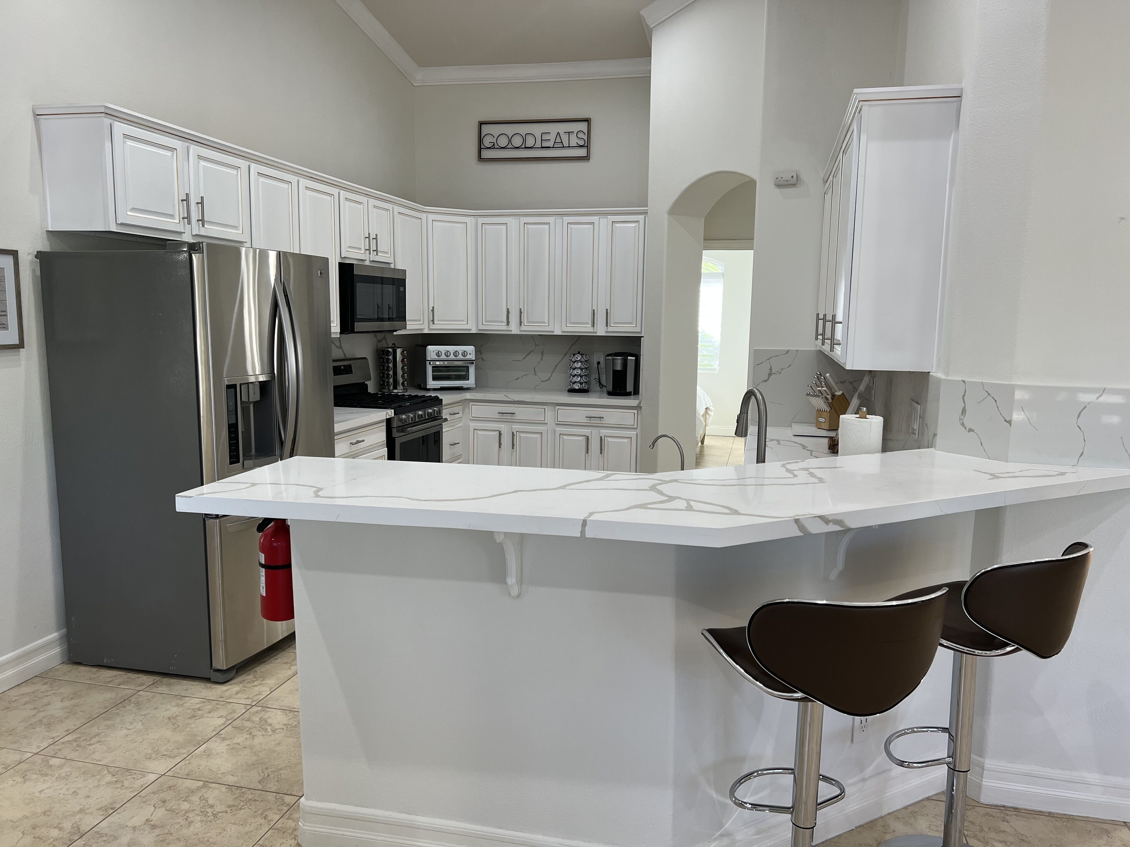 Réfrigérateur, micro-ondes, four, plaque de cuisson