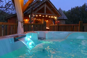 Outdoor spa tub - Cabane Béquia - Private Jacuzzi - Domaine de Campagnac SPA & Sauna (Carsac-Aillac)