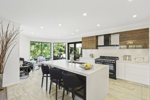 STUNNING RENOVATED HOME CLOSE TO SYDNEY