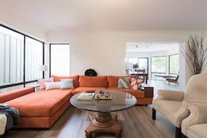 TV connectée, lecteur de DVD, livres, espaces bureaux