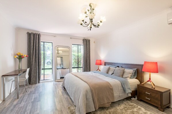 5 bedrooms, desk, iron/ironing board, travel crib